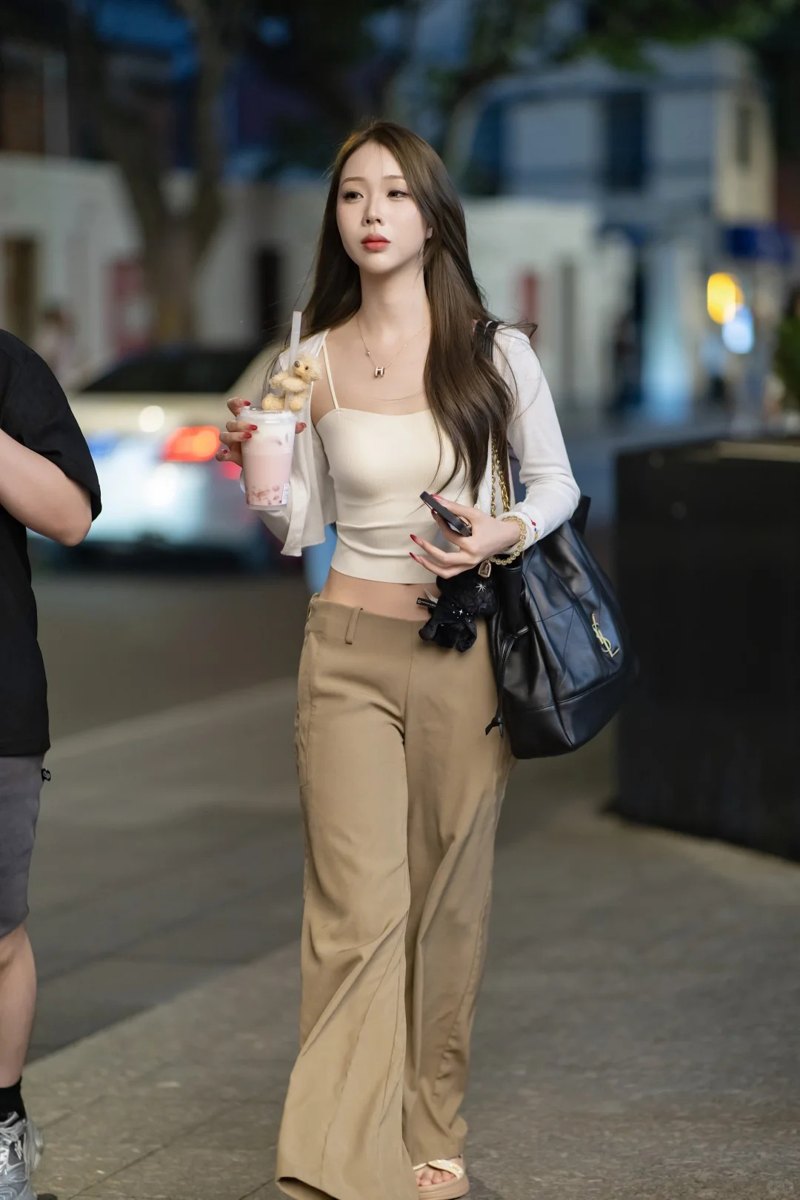 夜间街景中的人物轮廓